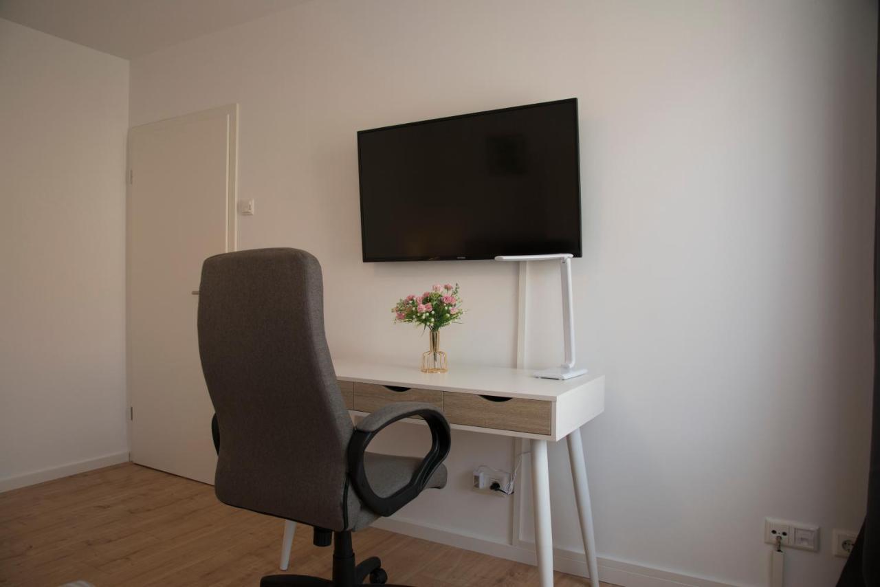 Schoene Grosse Ferienwohnung 79M2 Und 2 Baeder, Zentrumnah, 2Og Erfurt Exterior photo