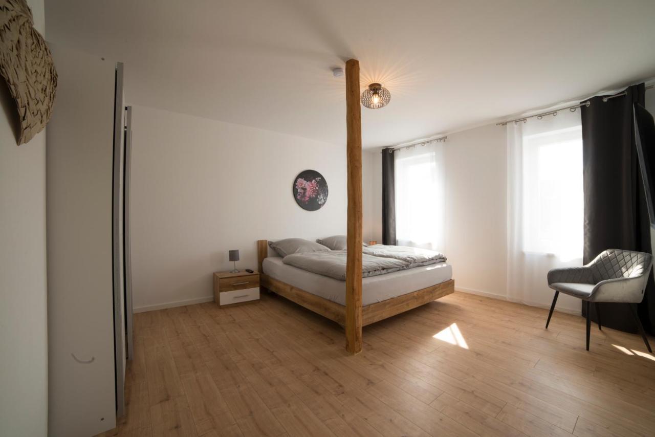 Schoene Grosse Ferienwohnung 79M2 Und 2 Baeder, Zentrumnah, 2Og Erfurt Exterior photo