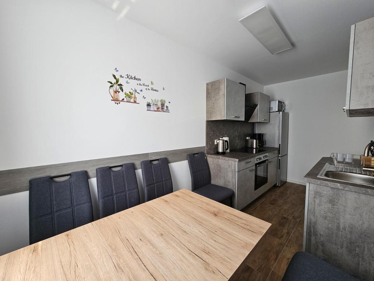 Schoene Grosse Ferienwohnung 79M2 Und 2 Baeder, Zentrumnah, 2Og Erfurt Exterior photo